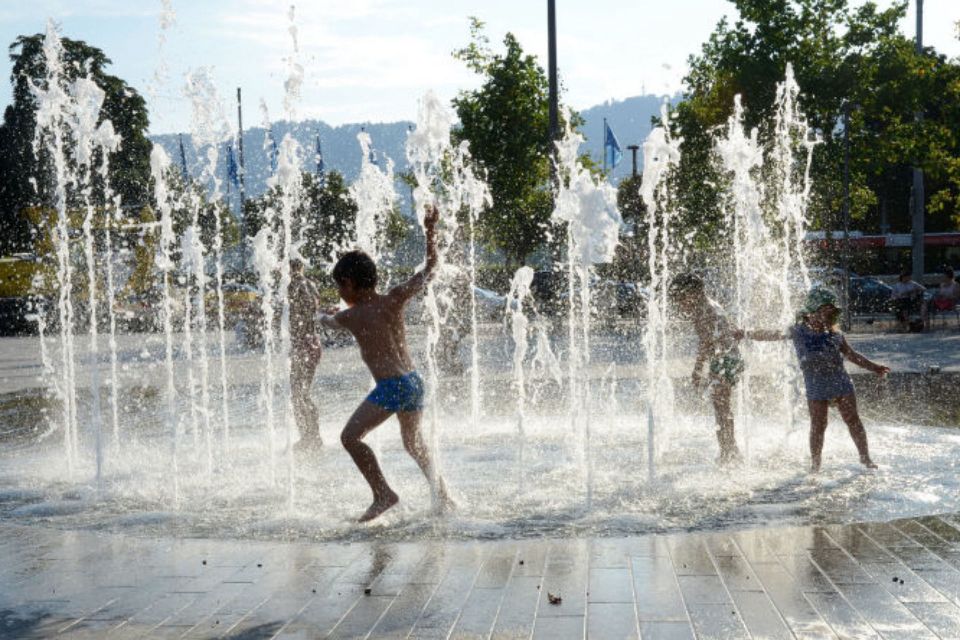 minimalistic dry deck fountain design