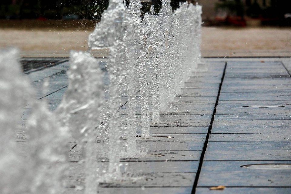 dry deck fountain installed in shopping mall