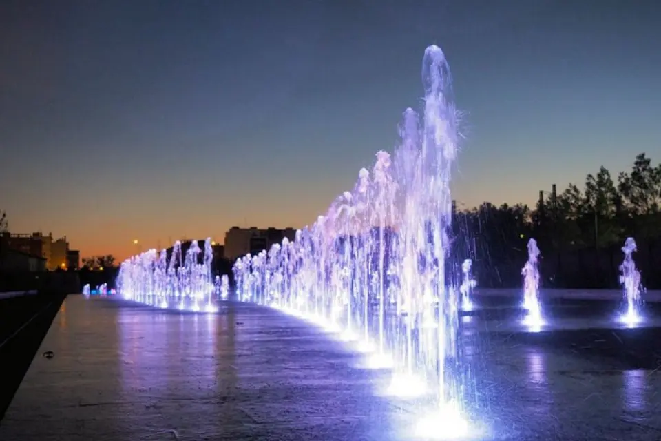 Sequential fountain with programmable water jet patterns