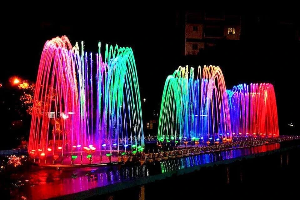 Musical sequential fountain synchronized with rhythm and lights
