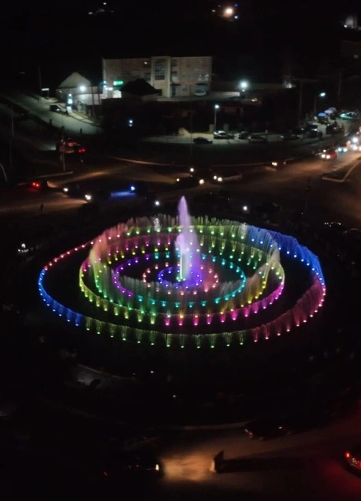 Sequential fountain with programmable water jet patterns