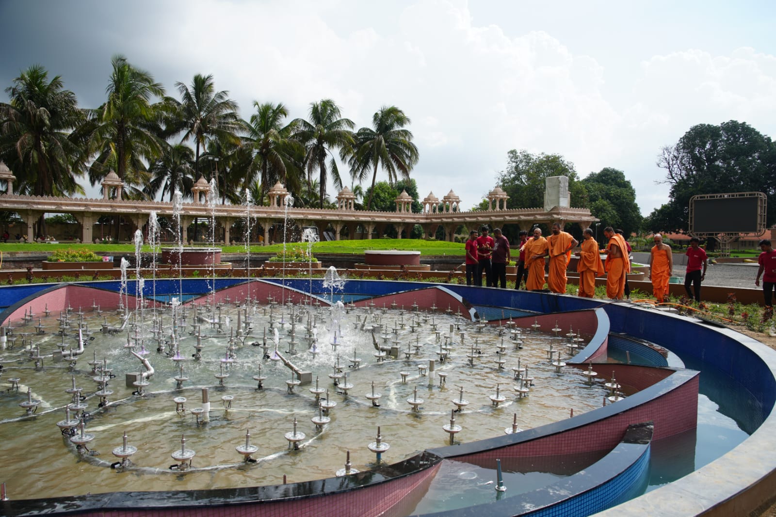 Circular musical fountain at BAPS Mandir Sankari Surat